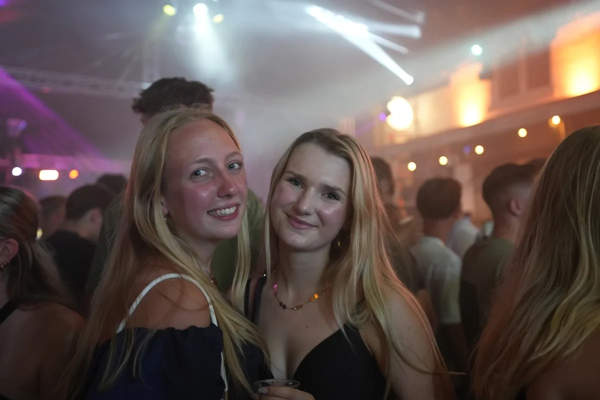 Vriendinnen onder de warme lampjes